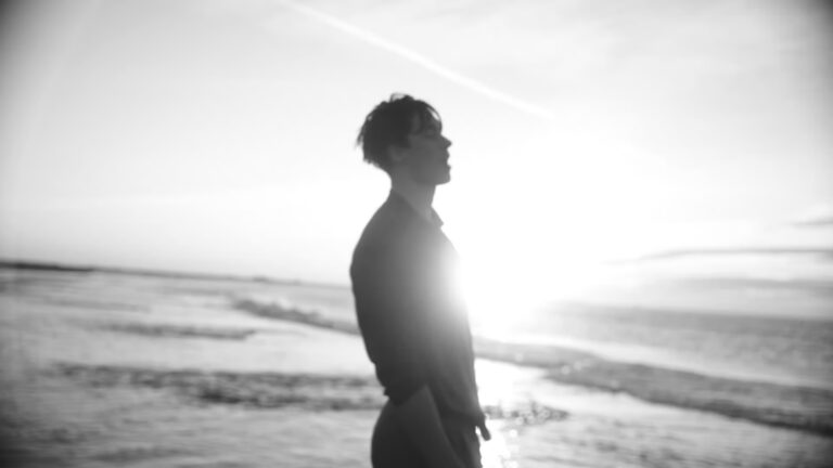 Black and white image of Samuel van Keeken at the beach